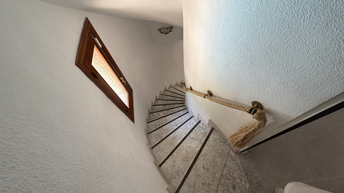 For sale - 6 Bedroom 3 Bathroom House - Detached Villa in Orihuela - Orihuela Centro  - Alicante