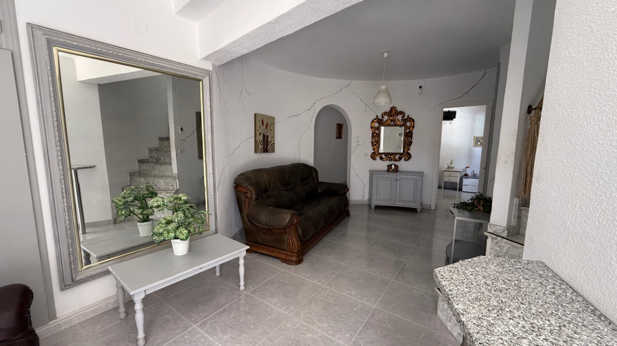 For sale - 6 Bedroom 3 Bathroom House - Detached Villa in Orihuela - Orihuela Centro  - Alicante