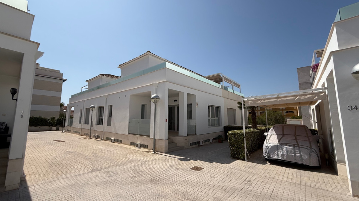 For sale - 5 Bedroom 3 Bathroom House - Semi-Detached House in Orihuela - Orihuela Centro  - Alicante