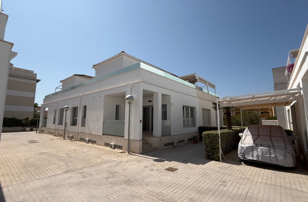 5 Bedroom 3 Bathroom House - Semi-Detached House in Orihuela