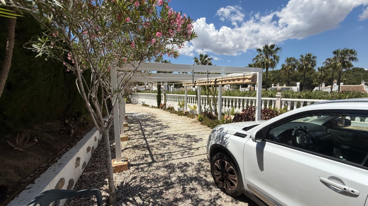 For sale - 4 Bedroom 2 Bathroom House - Detached Villa in Orihuela - Orihuela Centro  - Alicante