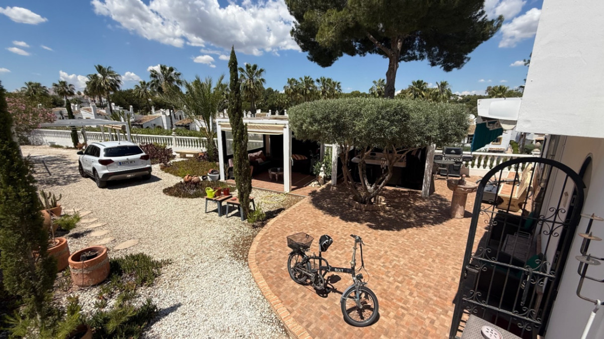 For sale - 4 Bedroom 2 Bathroom House - Detached Villa in Orihuela - Orihuela Centro  - Alicante