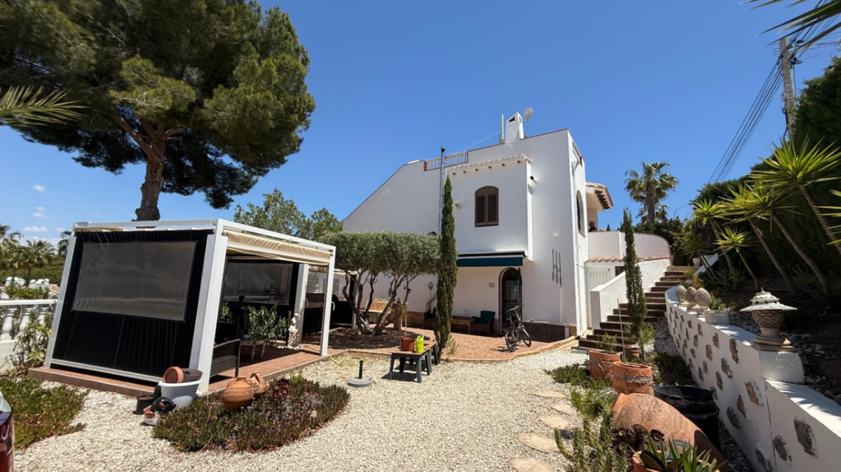For sale - 4 Bedroom 2 Bathroom House - Detached Villa in Orihuela - Orihuela Centro  - Alicante