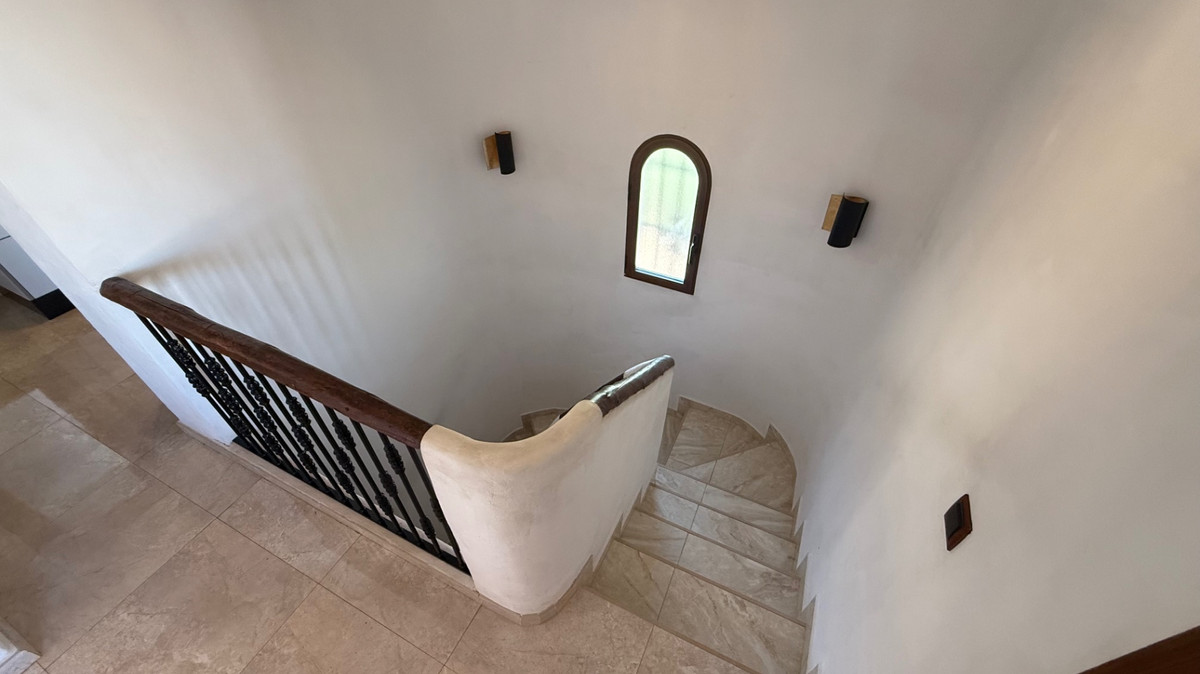 For sale - 4 Bedroom 2 Bathroom House - Detached Villa in Orihuela - Orihuela Centro  - Alicante