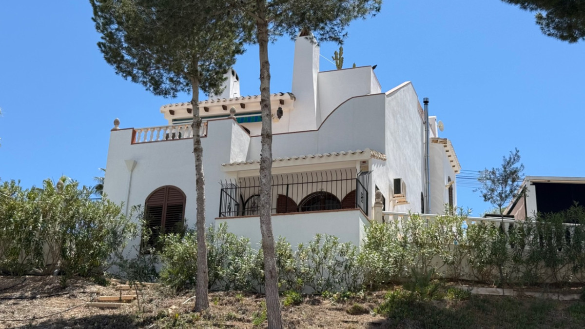 For sale - 4 Bedroom 2 Bathroom House - Detached Villa in Orihuela - Orihuela Centro  - Alicante