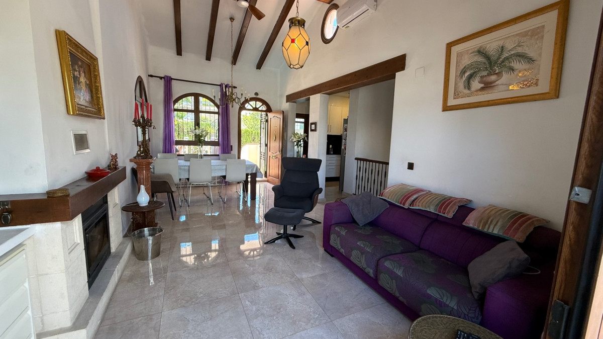 For sale - 4 Bedroom 2 Bathroom House - Detached Villa in Orihuela - Orihuela Centro  - Alicante