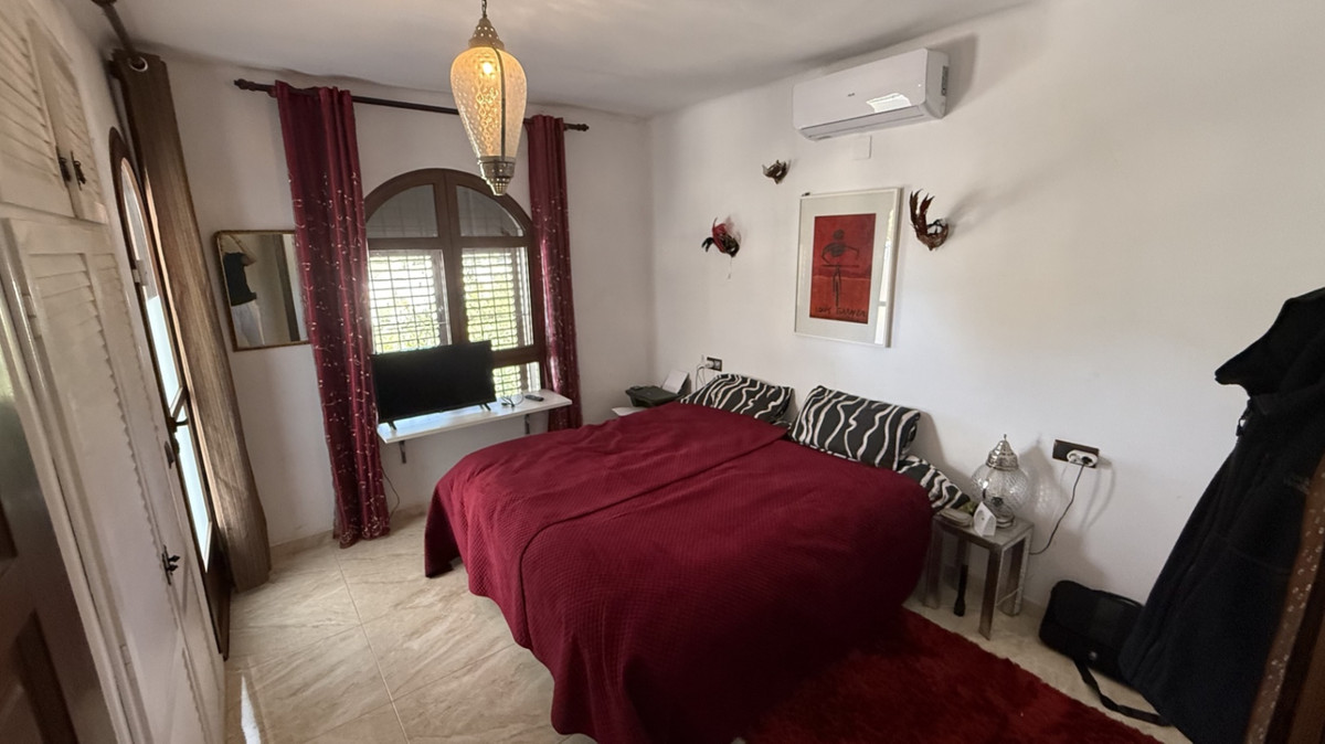 For sale - 4 Bedroom 2 Bathroom House - Detached Villa in Orihuela - Orihuela Centro  - Alicante