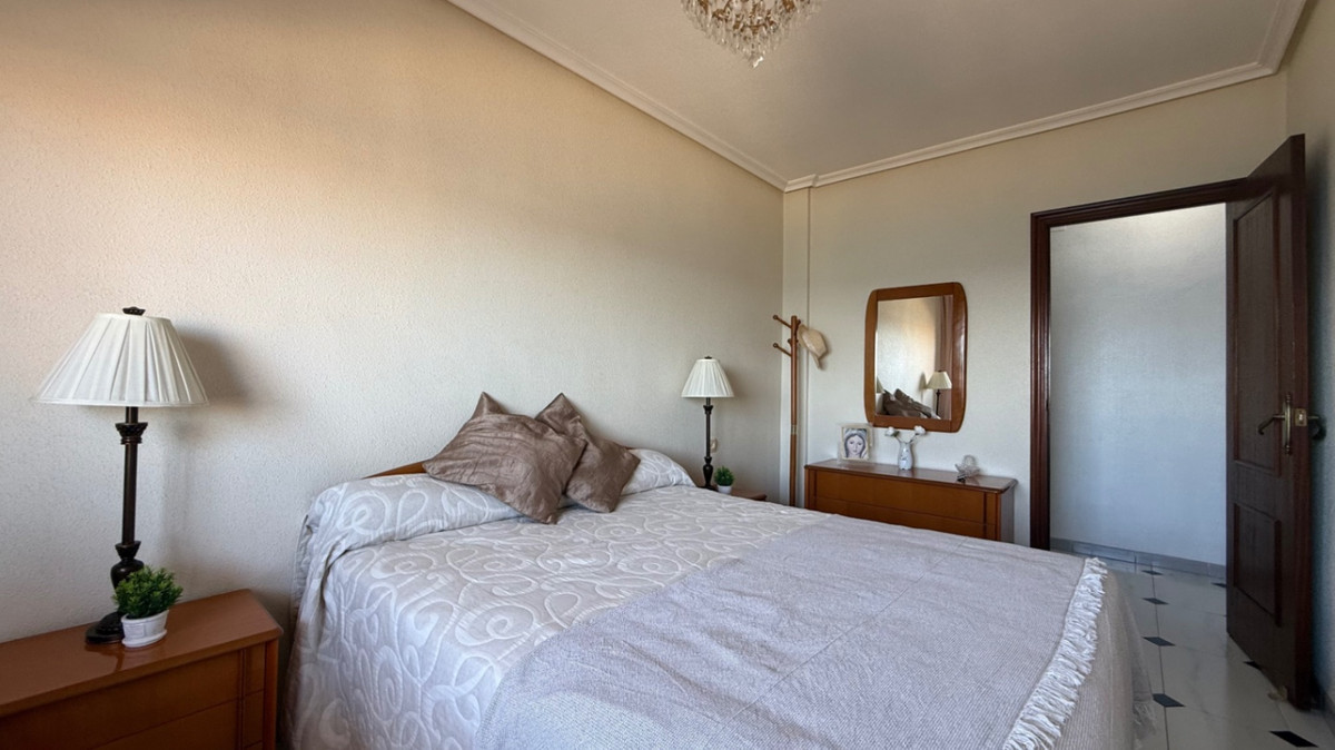 For sale - 3 Bedroom 2 Bathroom Apartment - Middle Floor Apartment in Torrevieja - Torrevieja Centro  - Alicante