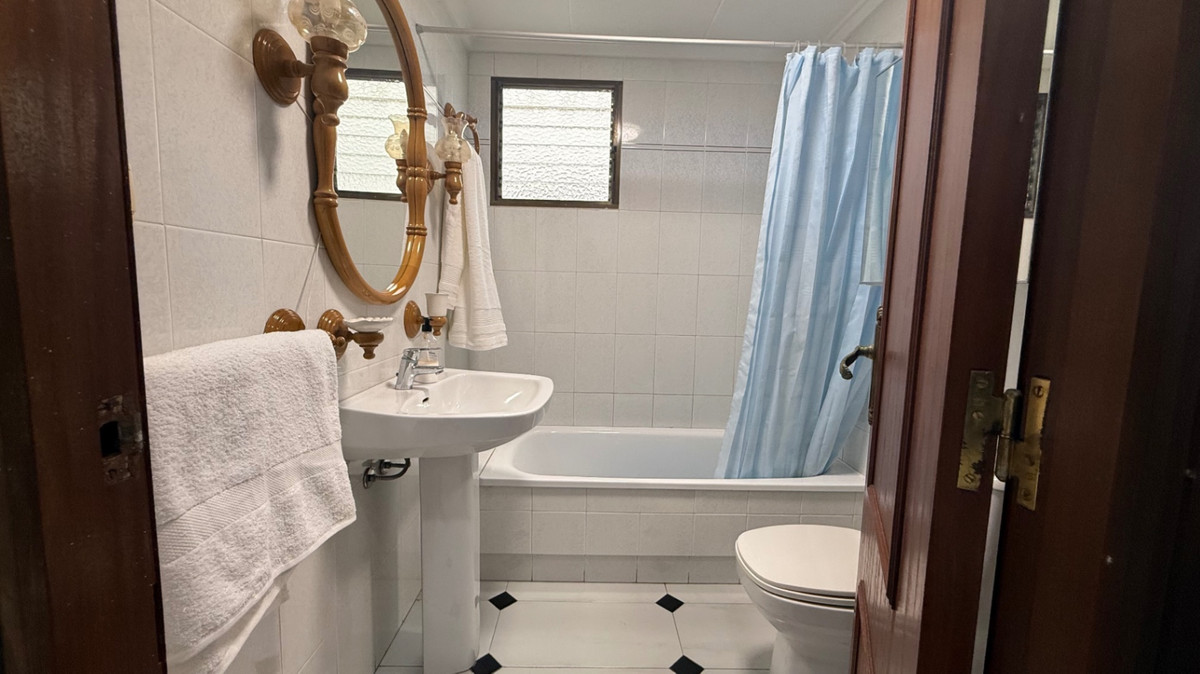 For sale - 3 Bedroom 2 Bathroom Apartment - Ground Floor Apartment in Torrevieja - Torrevieja Centro  - Alicante