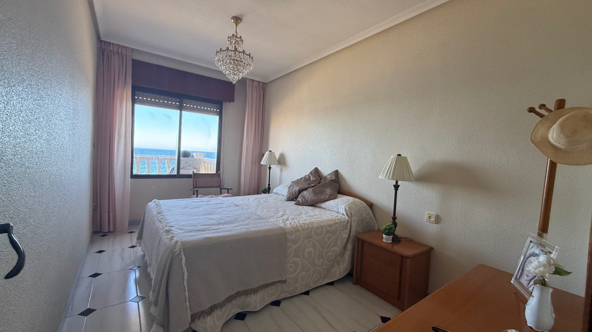 For sale - 3 Bedroom 2 Bathroom Apartment - Middle Floor Apartment in Torrevieja - Torrevieja Centro  - Alicante