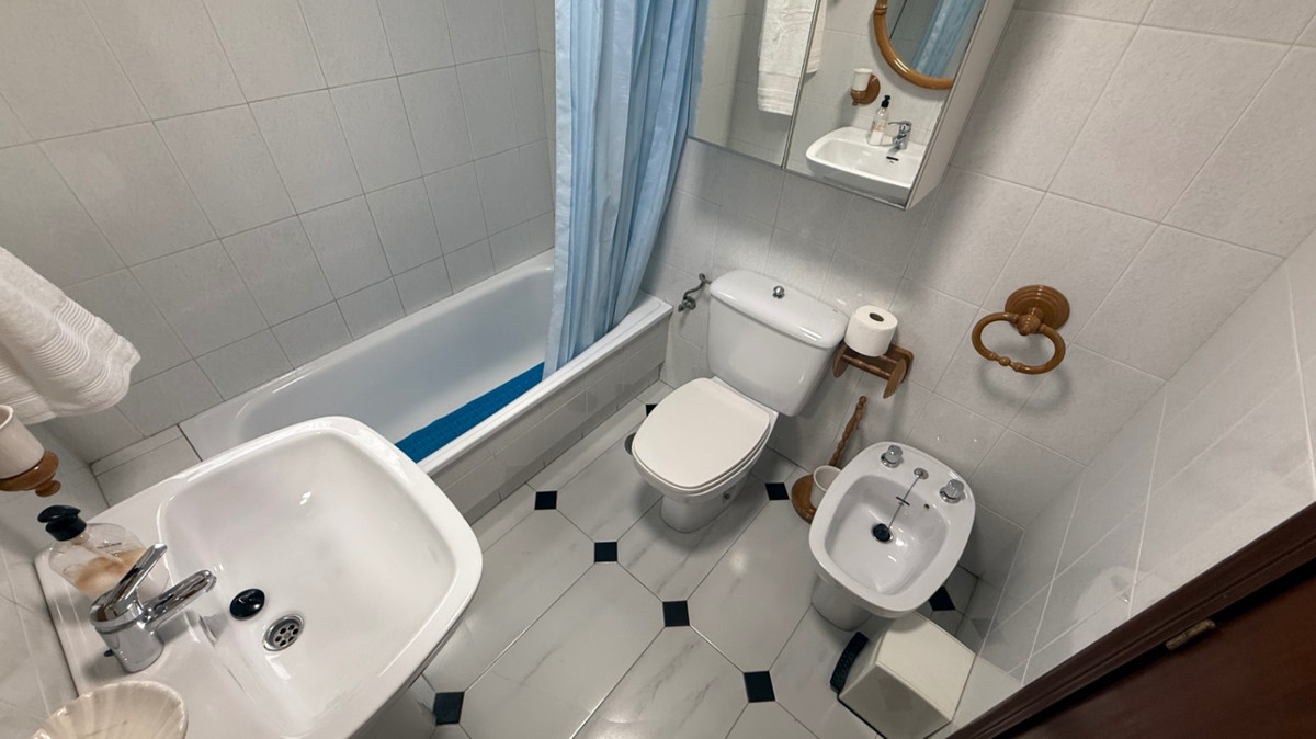 For sale - 3 Bedroom 2 Bathroom Apartment - Ground Floor Apartment in Torrevieja - Torrevieja Centro  - Alicante