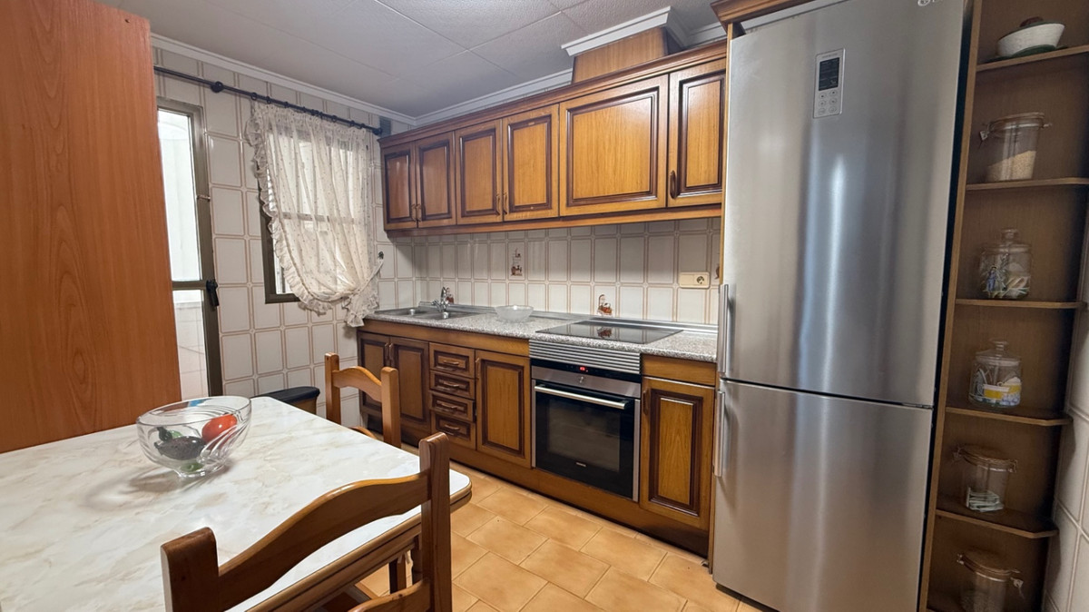 For sale - 3 Bedroom 2 Bathroom Apartment - Middle Floor Apartment in Torrevieja - Torrevieja Centro  - Alicante