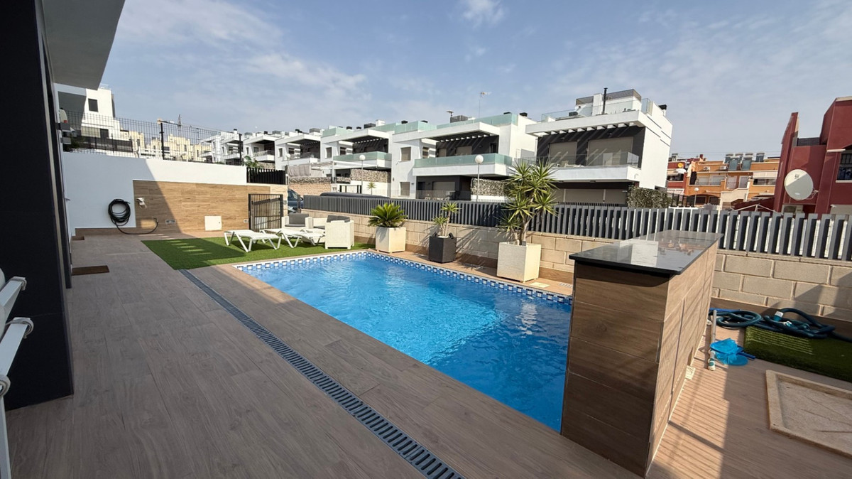 For sale - 4 Bedroom 3 Bathroom House - Detached Villa in Orihuela - Orihuela Centro  - Alicante