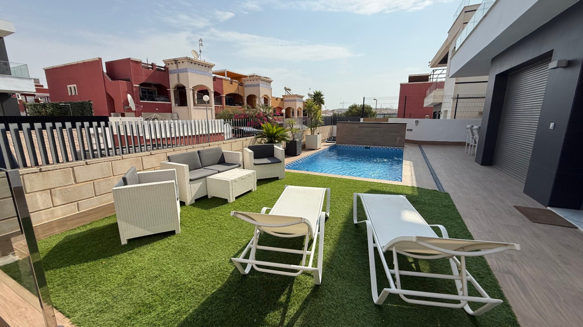 For sale - 4 Bedroom 3 Bathroom House - Detached Villa in Orihuela - Orihuela Centro  - Alicante