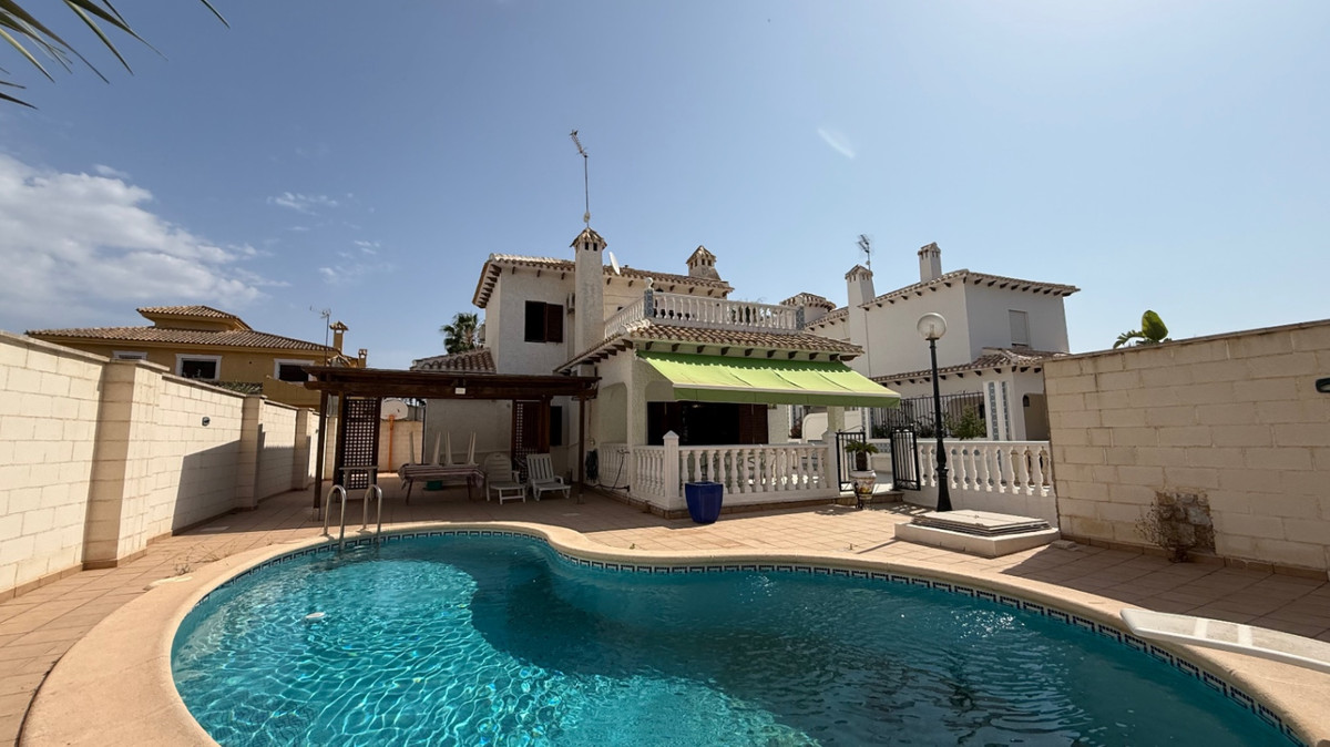 For sale - 4 Bedroom 2 Bathroom House - Detached Villa in Orihuela - Orihuela Centro  - Alicante