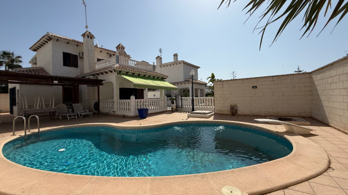 For sale - 4 Bedroom 2 Bathroom House - Detached Villa in Orihuela - Orihuela Centro  - Alicante