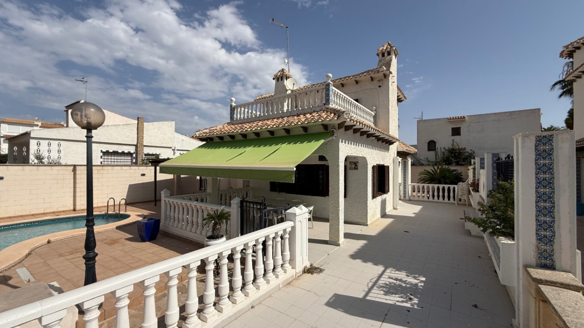 For sale - 4 Bedroom 2 Bathroom House - Detached Villa in Orihuela - Orihuela Centro  - Alicante