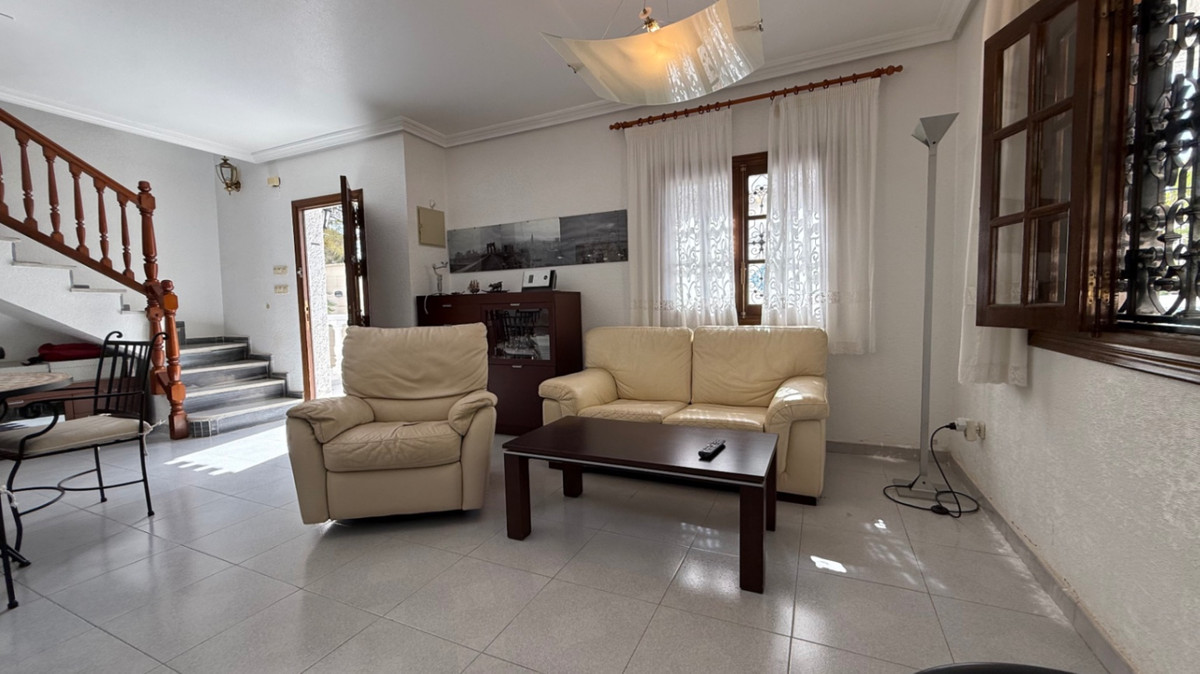 For sale - 4 Bedroom 2 Bathroom House - Detached Villa in Orihuela - Orihuela Centro  - Alicante