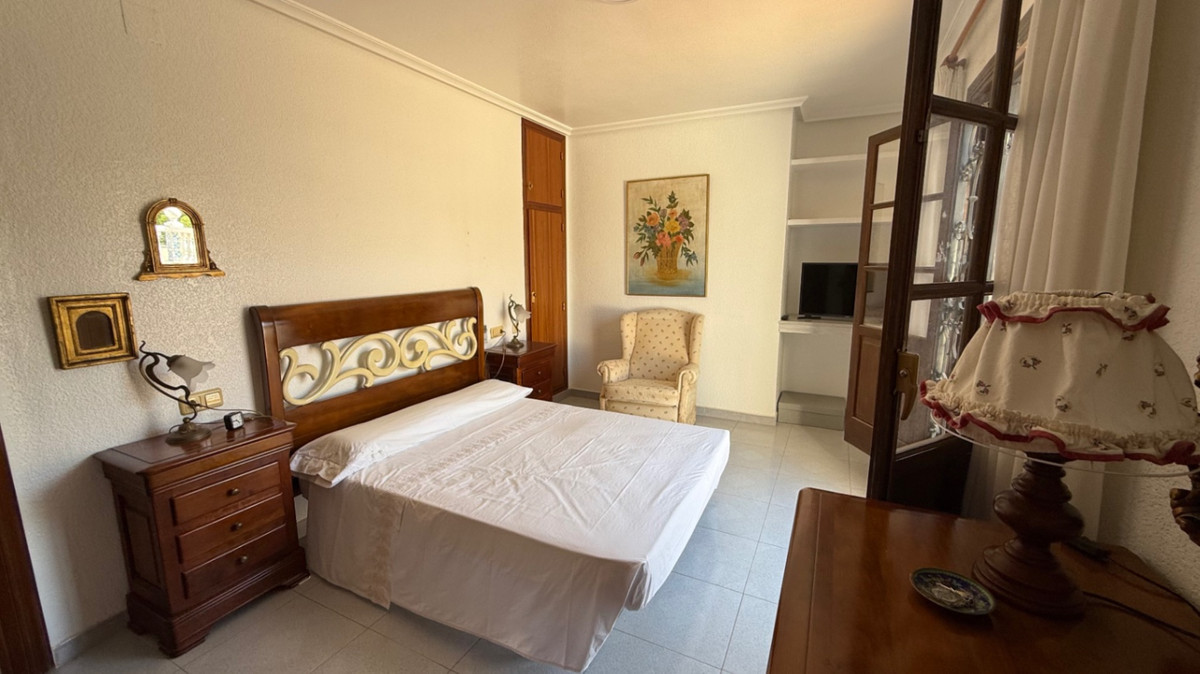 For sale - 4 Bedroom 2 Bathroom House - Detached Villa in Orihuela - Orihuela Centro  - Alicante