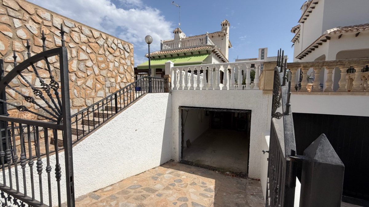 For sale - 4 Bedroom 2 Bathroom House - Detached Villa in Orihuela - Orihuela Centro  - Alicante