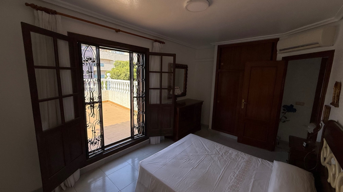 For sale - 4 Bedroom 2 Bathroom House - Detached Villa in Orihuela - Orihuela Centro  - Alicante