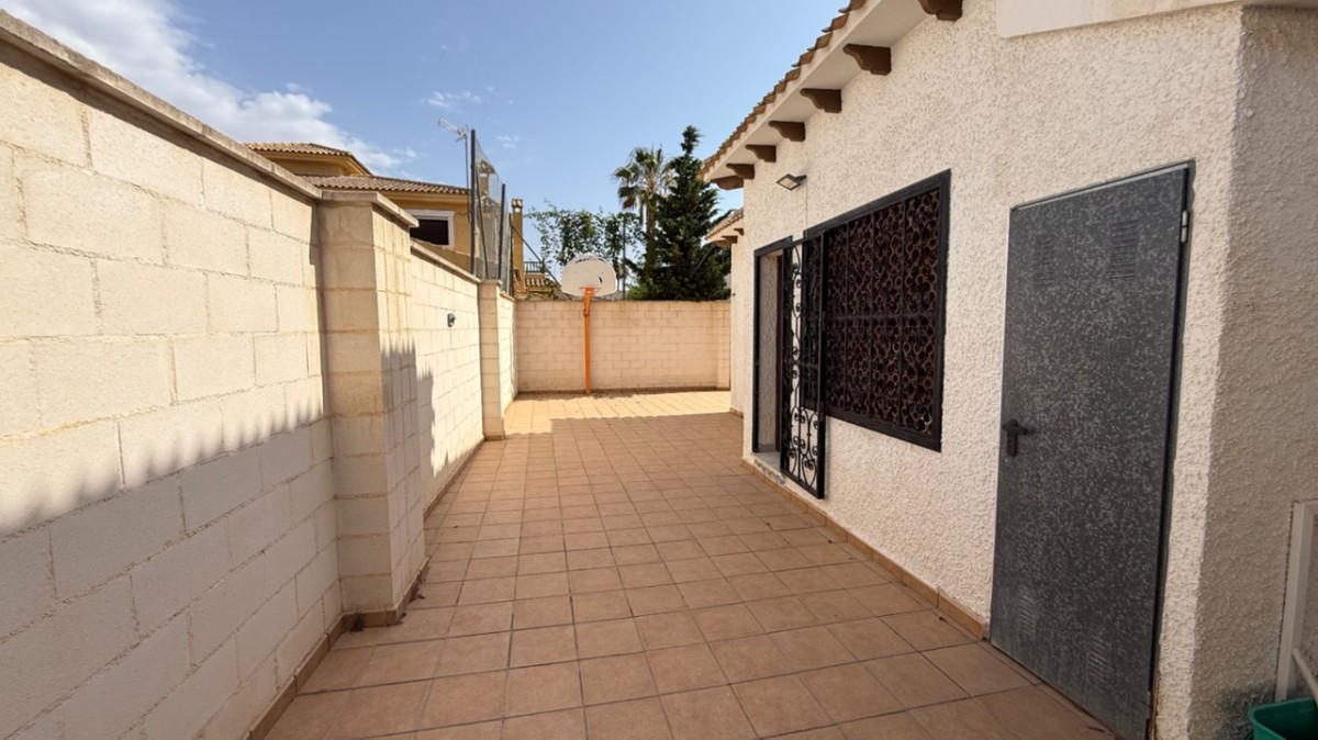 For sale - 4 Bedroom 2 Bathroom House - Detached Villa in Orihuela - Orihuela Centro  - Alicante