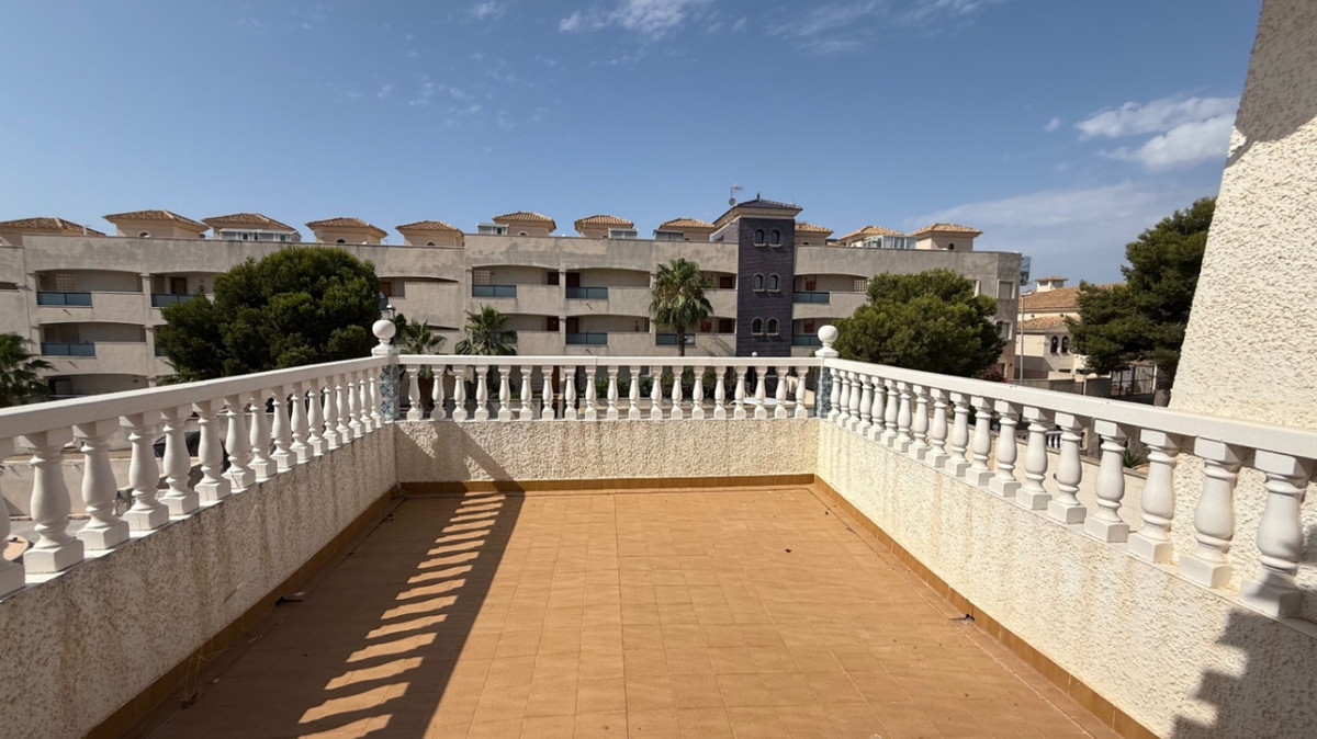 For sale - 4 Bedroom 2 Bathroom House - Detached Villa in Orihuela - Orihuela Centro  - Alicante