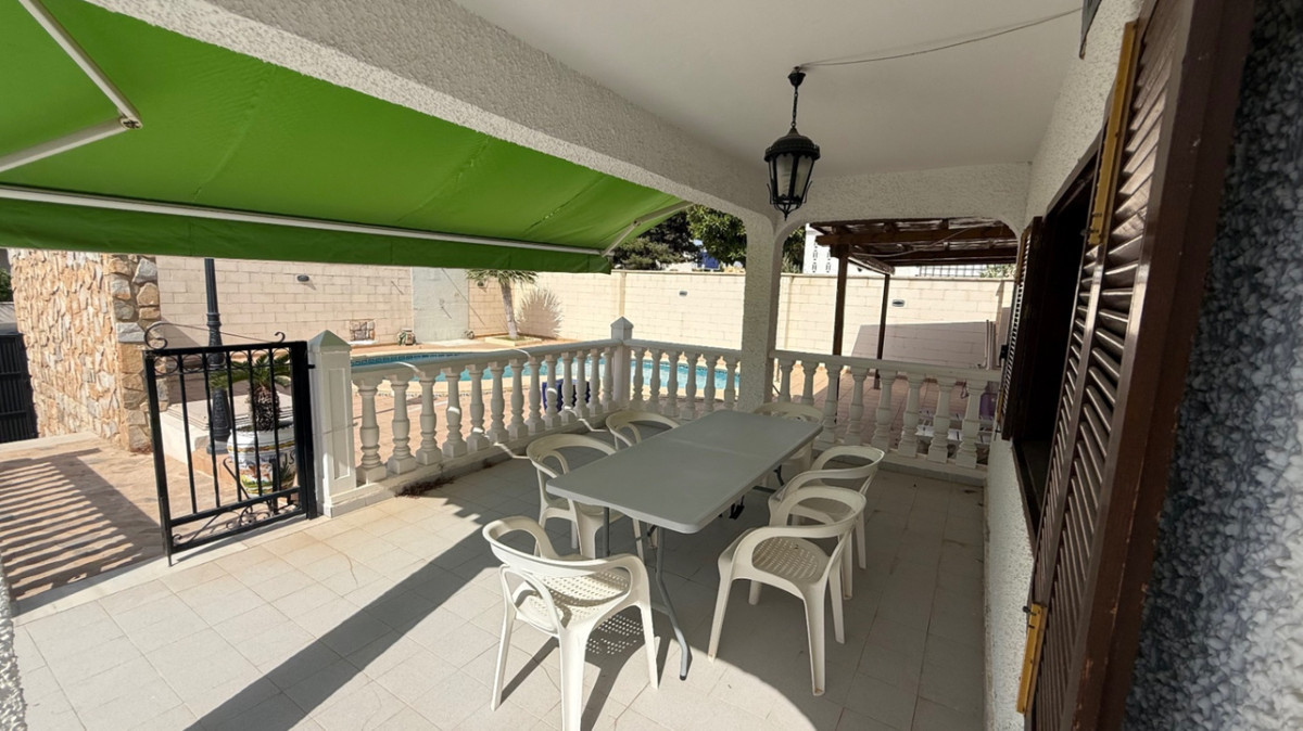 For sale - 4 Bedroom 2 Bathroom House - Detached Villa in Orihuela - Orihuela Centro  - Alicante