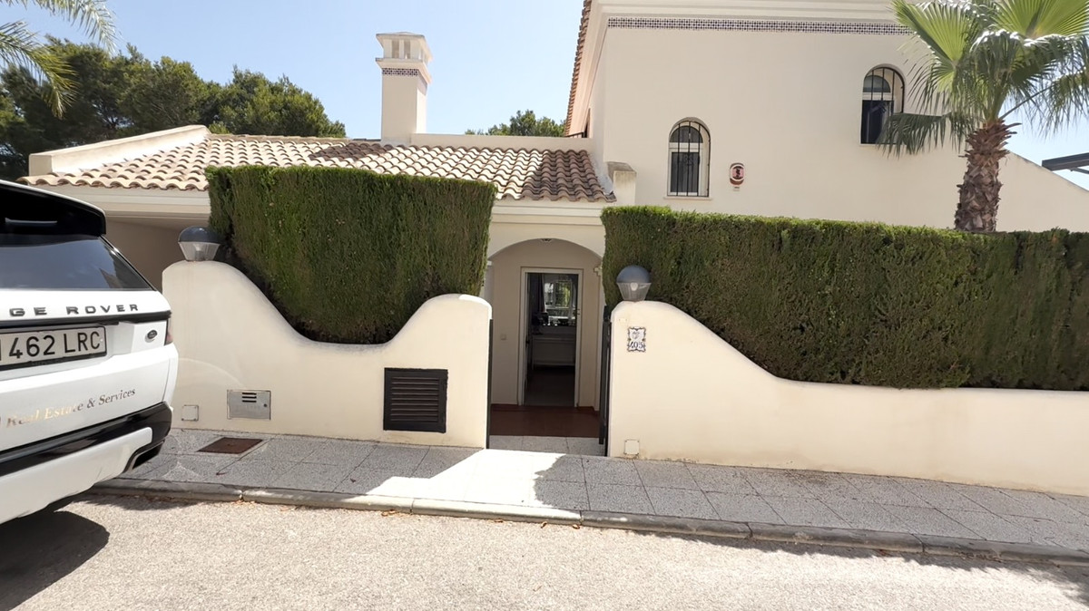 For sale - 4 Bedroom 2 Bathroom House - Detached Villa in Orihuela - Orihuela Centro  - Alicante