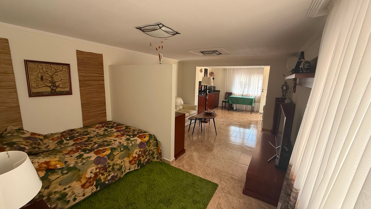 For sale - 7 Bedroom 4 Bathroom House - Detached Villa in Torrevieja - Torrevieja Centro  - Alicante