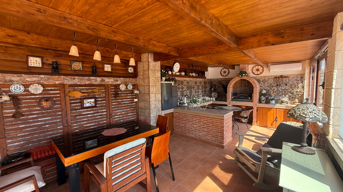 For sale - 7 Bedroom 4 Bathroom House - Detached Villa in Torrevieja - Torrevieja Centro  - Alicante