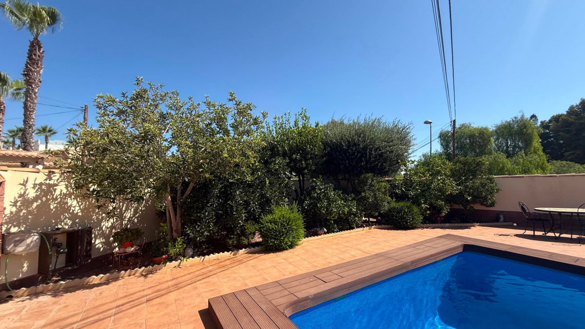 For sale - 7 Bedroom 4 Bathroom House - Detached Villa in Torrevieja - Torrevieja Centro  - Alicante