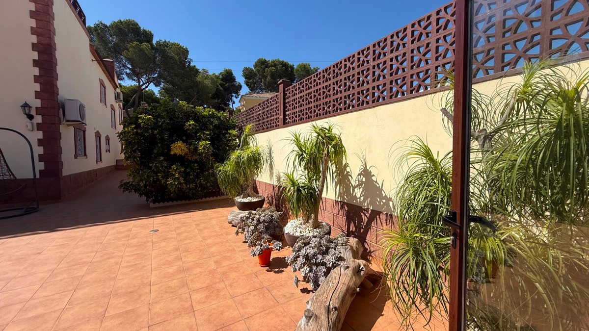 For sale - 7 Bedroom 4 Bathroom House - Detached Villa in Torrevieja - Torrevieja Centro  - Alicante