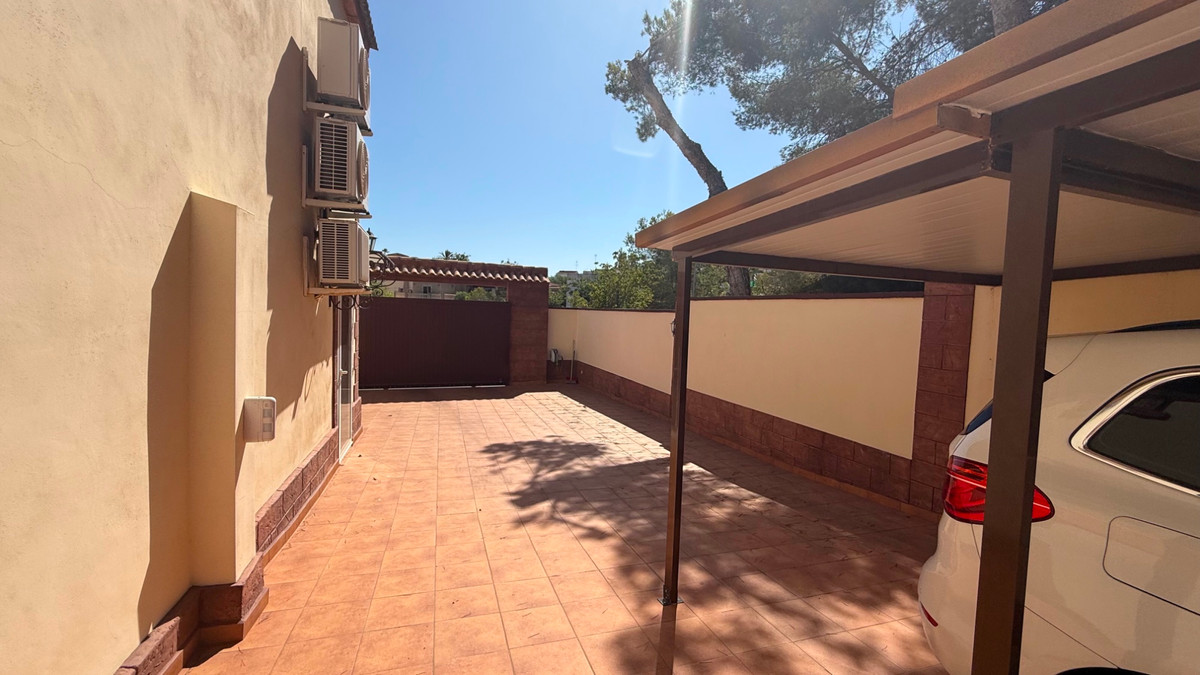 For sale - 7 Bedroom 4 Bathroom House - Detached Villa in Torrevieja - Torrevieja Centro  - Alicante