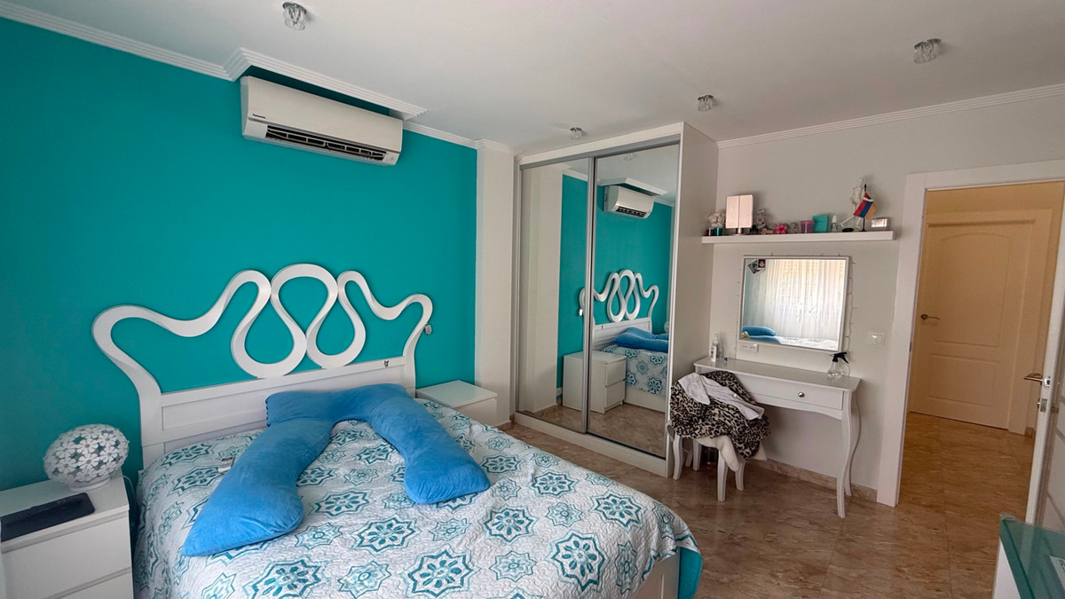 For sale - 7 Bedroom 4 Bathroom House - Detached Villa in Torrevieja - Torrevieja Centro  - Alicante