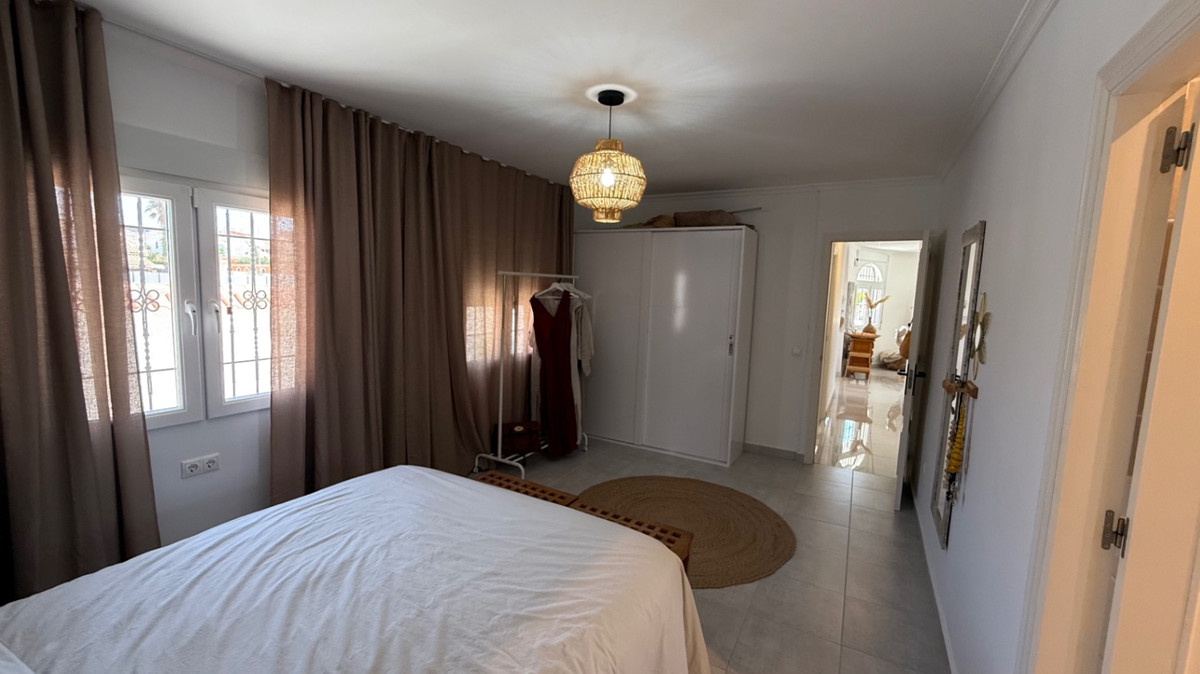 For sale - 3 Bedroom 3 Bathroom House - Detached Villa in Torrevieja - Torrevieja Centro  - Alicante
