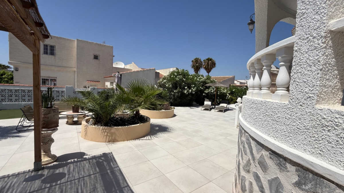 For sale - 3 Bedroom 3 Bathroom House - Detached Villa in Torrevieja - Torrevieja Centro  - Alicante