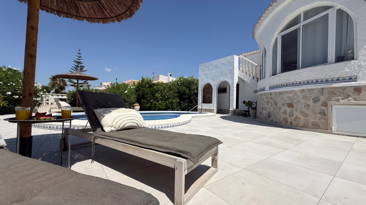 For sale - 3 Bedroom 3 Bathroom House - Detached Villa in Torrevieja - Torrevieja Centro  - Alicante