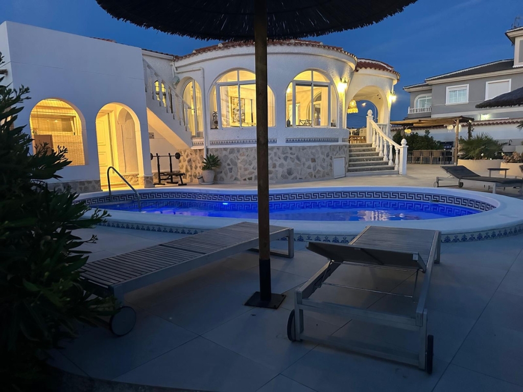 3 Bedroom 3 Bathroom House - Detached Villa in Torrevieja