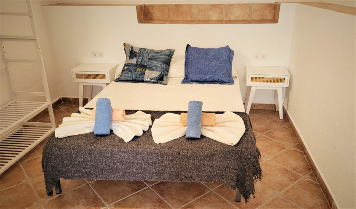 For sale - 7 Bedroom 2 Bathroom House - Detached Villa in Torrevieja - Torrevieja Centro  - Alicante