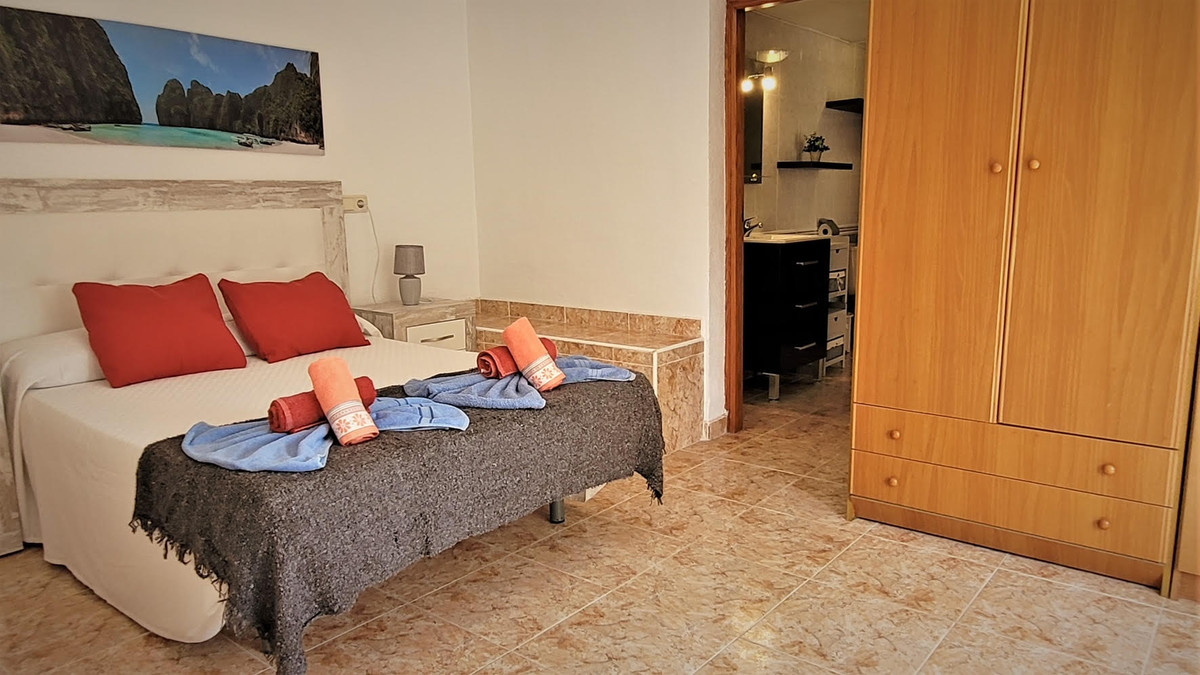 For sale - 7 Bedroom 2 Bathroom House - Detached Villa in Torrevieja - Torrevieja Centro  - Alicante