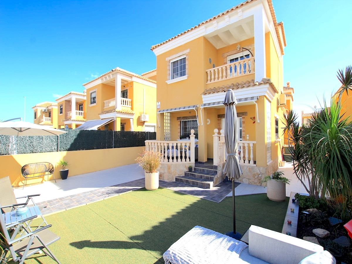 For sale - 3 Bedroom 2 Bathroom Detached Villa in El Raso - Guardamar del Segura Centro  - Alicante