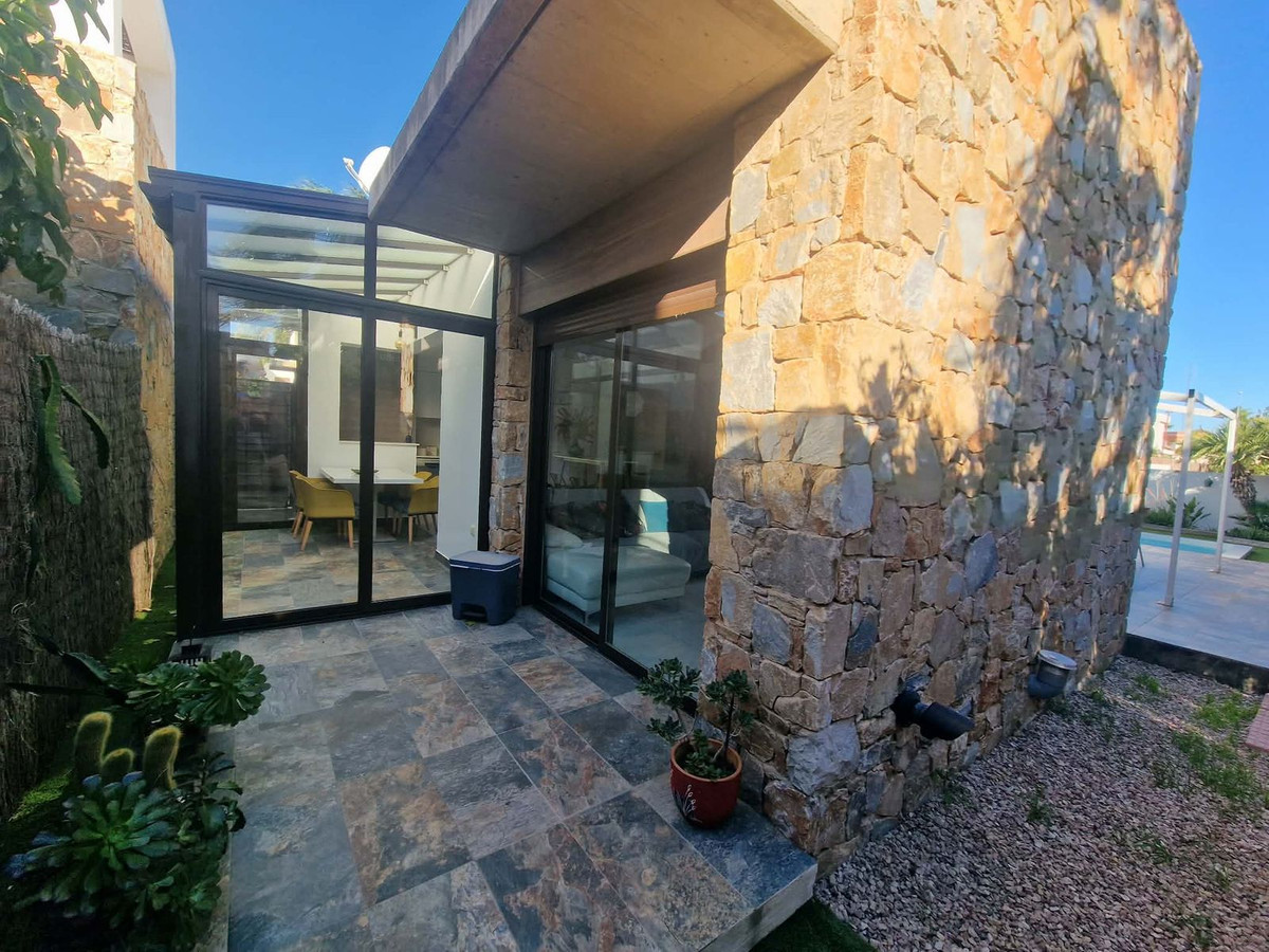 For sale - 2 Bedroom 1 Bathroom House - Detached Villa in Orihuela - Orihuela Centro  - Alicante