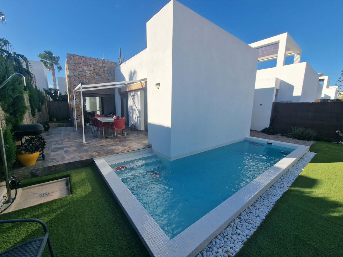 For sale - 2 Bedroom 1 Bathroom House - Detached Villa in Orihuela - Orihuela Centro  - Alicante