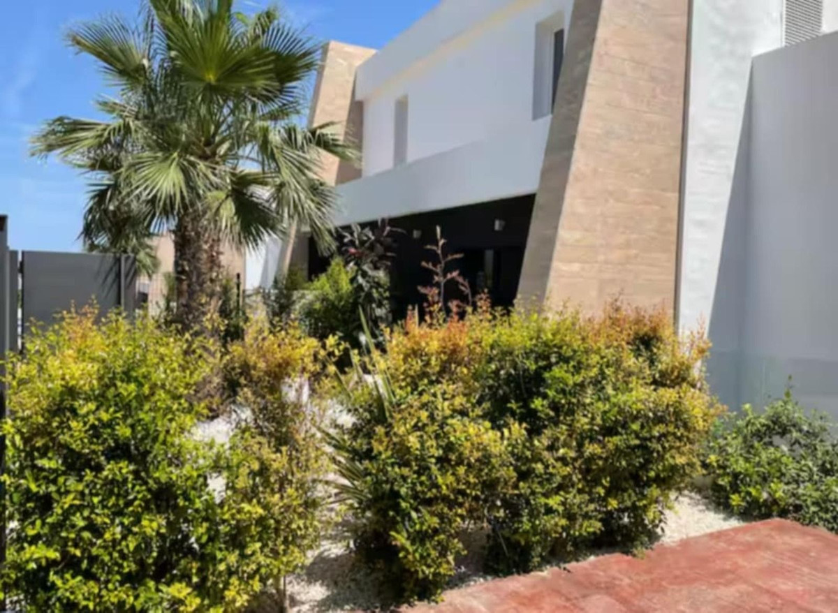 For sale - 5 Bedroom 3 Bathroom House - Detached Villa in Algorfa - Algorfa Centro  - Alicante