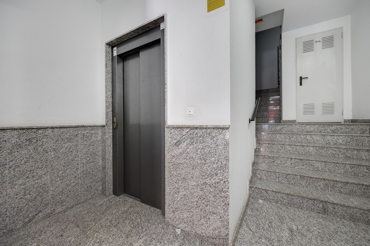 For sale - 3 Bedroom 2 Bathroom Apartment - Middle Floor Apartment in Torrevieja - Torrevieja Centro  - Alicante