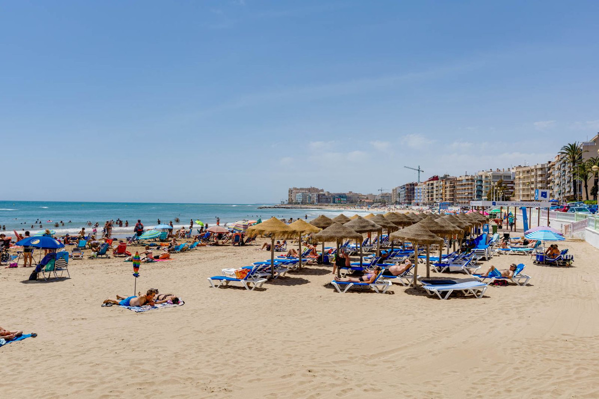 For sale - 3 Bedroom 2 Bathroom Apartment - Middle Floor Apartment in Torrevieja - Torrevieja Centro  - Alicante
