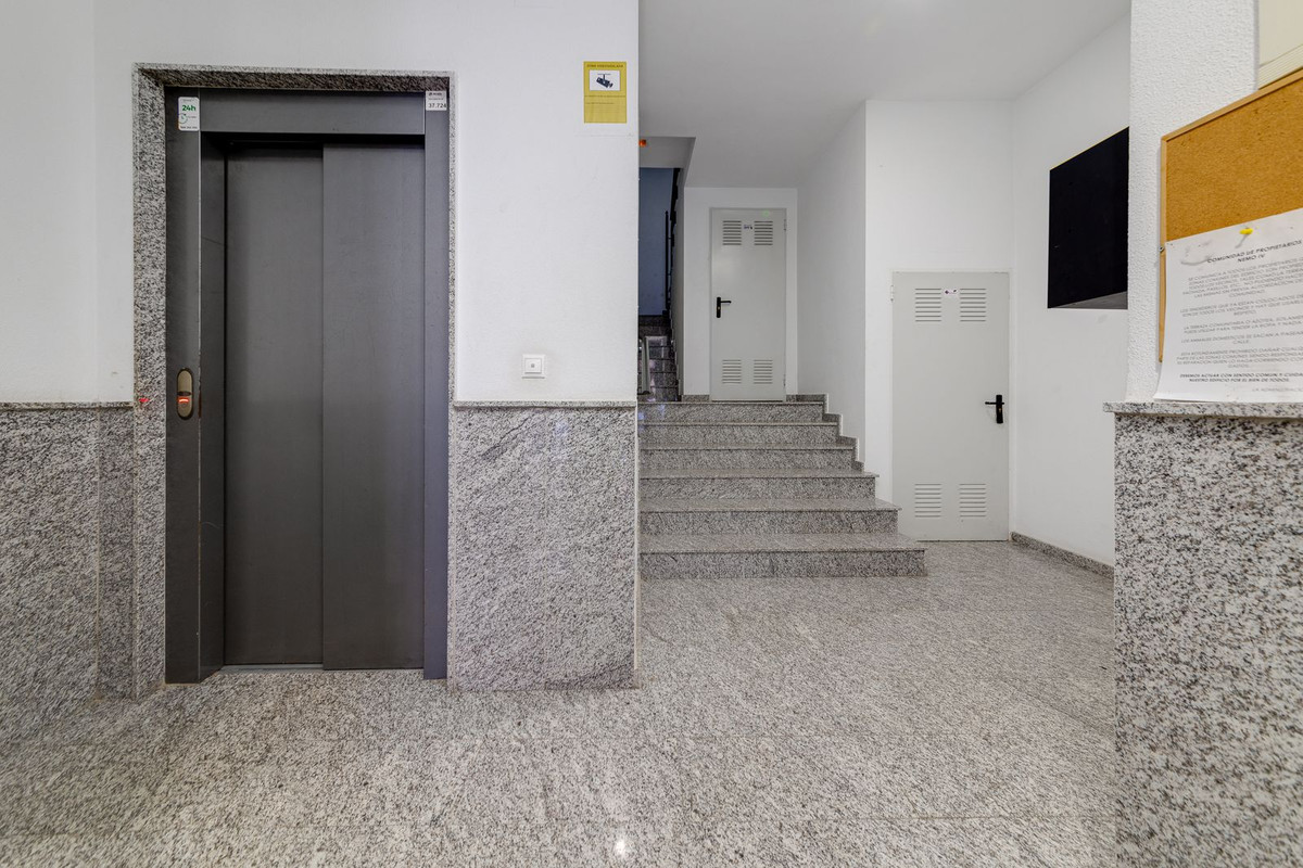 For sale - 3 Bedroom 2 Bathroom Apartment - Middle Floor Apartment in Torrevieja - Torrevieja Centro  - Alicante