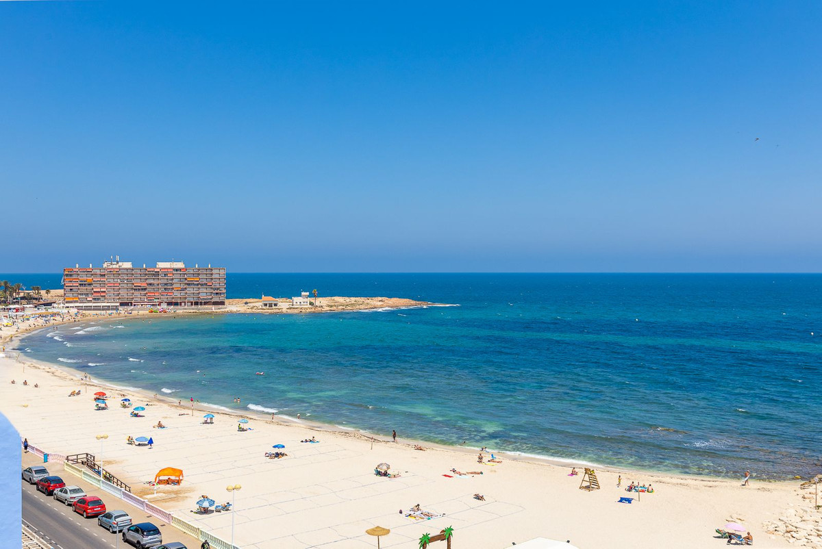 For sale - 3 Bedroom 2 Bathroom Apartment - Middle Floor Apartment in Torrevieja - Torrevieja Centro  - Alicante