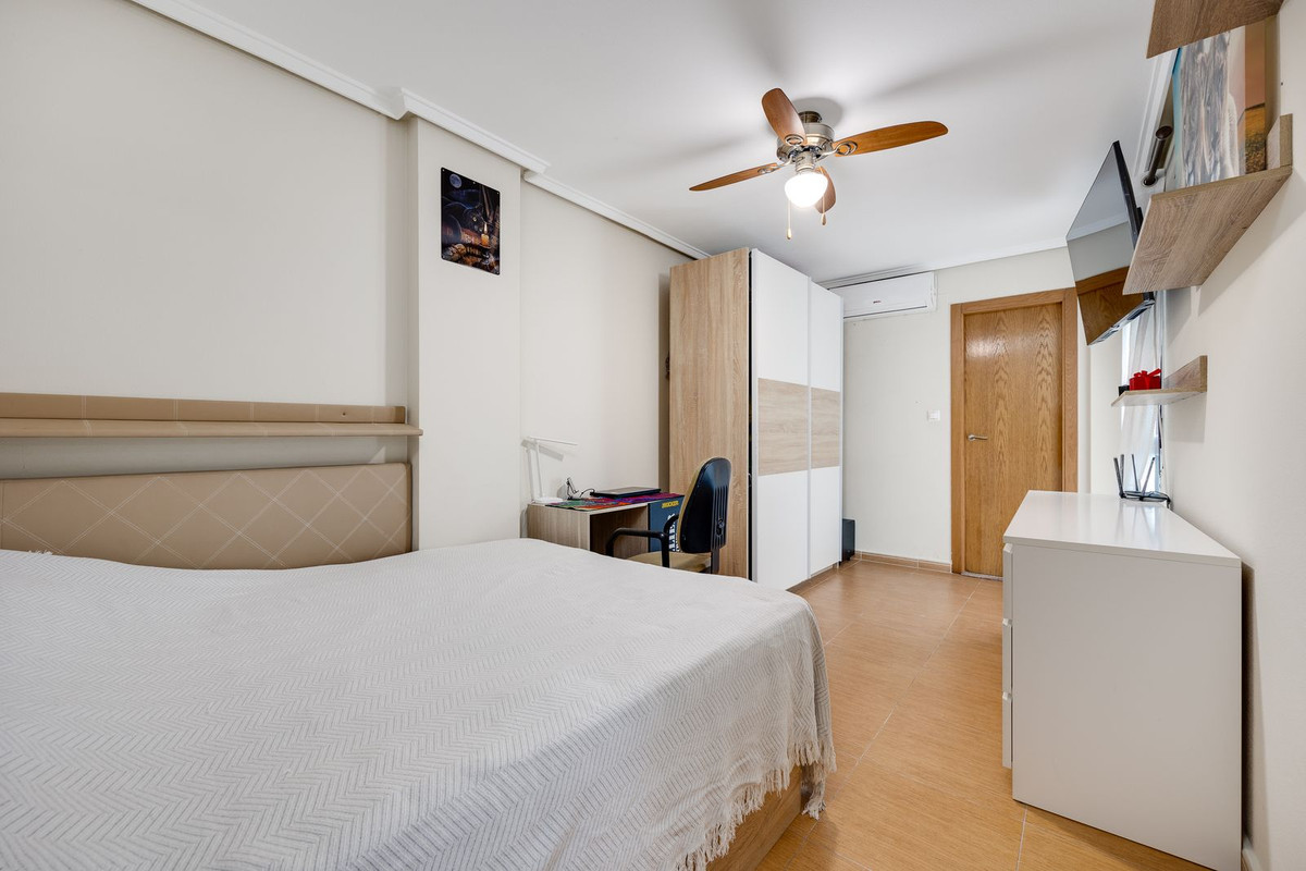 For sale - 3 Bedroom 2 Bathroom Apartment - Middle Floor Apartment in Torrevieja - Torrevieja Centro  - Alicante